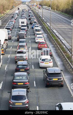 Rettungsdienste schließen die Autobahn, um an einem Verkehrsunfall teilzunehmen, der einen Stau verursacht Stockfoto