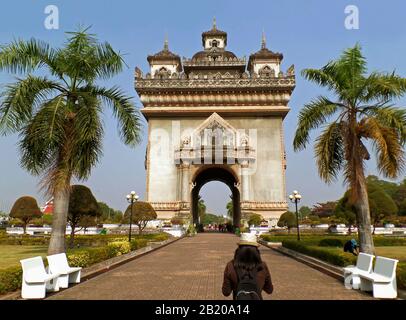 Reisender, Die Zum Tor von Triumph oder Patuxai im Stadtzentrum von Vientiane, Laos fahren Stockfoto