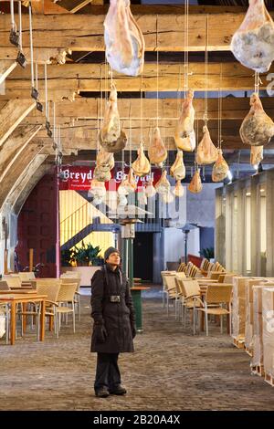 Gent, BELGIEN - 19. Dezember 2010. Touristen sehen den Panda-Schinken in der Großen Schlachthalle (Groot Vleeshuis) in Gent, Belgien Stockfoto