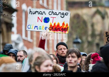 Bristol, Großbritannien. Februar 2020. Tausende sehen Greta Thunberg bei einem Klima-Protest in Bristol. Greta sprach mit den Demonstranten auf dem College Green und schloss sich dann bei starkem Regen einem marsch durch die Innenstadt an. Februar 2020. Bristol, Großbritannien. Kredit: Redorbitale Fotografie/Alamy Live News Stockfoto