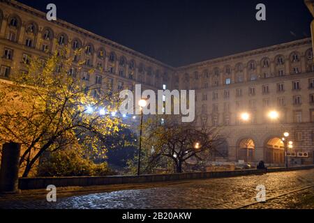 Gebäude rund um die Rotunde von St. George im Zentrum von Sofia. Stockfoto