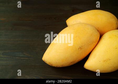 Drei Frische Reife Mango Ganze Früchte Isoliert auf schwarzem Hintergrund Stockfoto