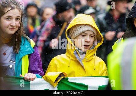 Bristol, Großbritannien, 28. Februar 2020. Die weltbekannte Klimaaktivistin Greta Thunberg ist abgebildet, als sie Studenten und Schulkinder aus dem ganzen Vereinigten Königreich bei einem "Youth Strike 4 Climate protestmarsch" im Zentrum von Bristol antritt. Ihr Auftritt auf der Veranstaltung lockte Tausende von Menschen aus ganz Großbritannien in die Stadt mit vielen Reisen über große Entfernungen, um nur einen Blick auf Greta zu werfen und ihr Gespräch zu hören. Credit: Lynchpics/Alamy Live News Stockfoto