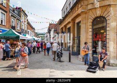 Winchester, Großbritannien - 27. Juli 2012. Fußgängerzone in der High Street in Winchester, Hampshire, Großbritannien Stockfoto