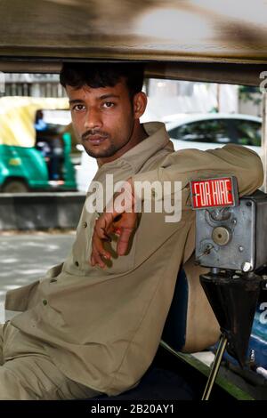 Bengaluru, INDIEN - 24. Oktober 2012. Ein indischer Tuk-Tuk-Fahrer wartet auf einen Fahrpreis in seiner Rikscha, Bengaluru (Bangalore), Indien Stockfoto