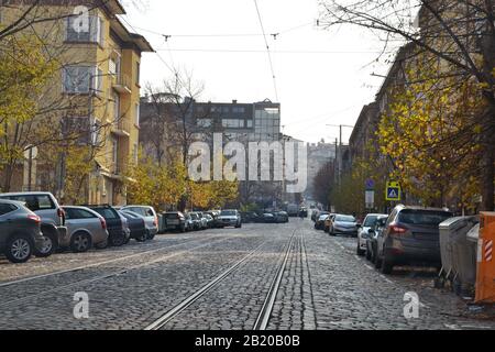 Fahren Sie auf einer asphaltierten Straße in Sofia, der Hauptstadt Bulgariens. Stockfoto