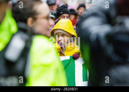 Bristol, Großbritannien, 28. Februar 2020. Die weltbekannte Klimaaktivistin Greta Thunberg ist abgebildet, als sie Studenten und Schulkinder aus dem ganzen Vereinigten Königreich bei einem "Youth Strike 4 Climate protestmarsch" im Zentrum von Bristol antritt. Ihr Auftritt auf der Veranstaltung lockte Tausende von Menschen aus ganz Großbritannien in die Stadt mit vielen Reisen über große Entfernungen, um nur einen Blick auf Greta zu werfen und ihr Gespräch zu hören. Credit: Lynchpics/Alamy Live News Stockfoto