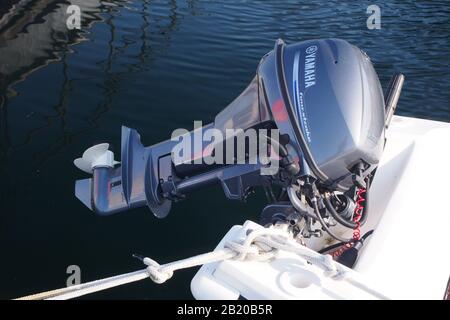Nahaufnahme einer Yamaha Viertakt-Außenbordmotot auf der Rückseite eines Bootes, das in einem Hafen mit dem Motor aus dem Wasser heraus gegraben wurde Stockfoto