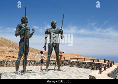 Fuerteventura, SPANIEN - 10. Mai 2013. Statuen der Guanchen-Könige Guize und Ayose auf Fuerteventura, Kanarische Inseln Stockfoto