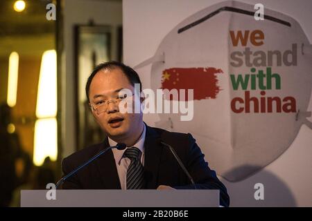 Neu-Delhi, Neu-Delhi. Februar 2020. Alen Wang, Vorsitzender der Kammer der Chinesischen Unternehmen in Indien (CCEI), spricht während einer Diskussionsrunde in Neu-Delhi vom 28. Februar 2020. Indische Wirtschaftsführer lobten am Freitag die Bemühungen der chinesischen Regierung, die neuartigen Coronavirus (COVID-19)-Epidemien zu bekämpfen, und solidarisierten sich mit dem chinesischen Volk. Credit: Javed Dar/Xinhua/Alamy Live News Stockfoto