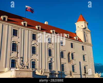 Schloss Bratislava mit Fahne auf dem Dach Stockfoto