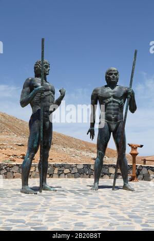 Fuerteventura, SPANIEN - 10. Mai 2013. Statuen der Guanchen-Könige Guize und Ayose auf Fuerteventura, Kanarische Inseln Stockfoto