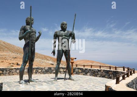 Fuerteventura, SPANIEN - 10. Mai 2013. Statuen der Guanchen-Könige Guize und Ayose auf Fuerteventura, Kanarische Inseln Stockfoto