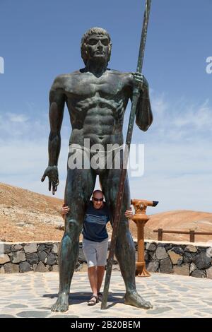 Fuerteventura, SPANIEN - 10. Mai 2013. Statue der Guanchen-Könige Guize und Ayose auf Fuerteventura, Kanarische Inseln Stockfoto