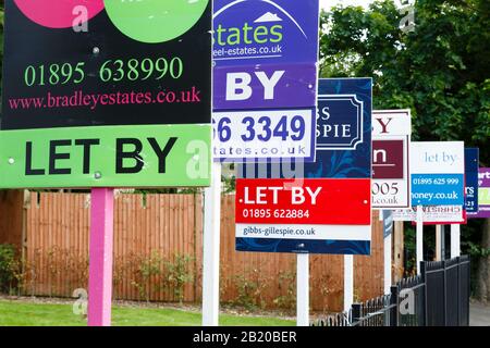 London, Großbritannien - 19. August 2013. Immobilienmakler in Großbritannien in einer Reihe von Werbezwecken unterschreibt Stockfoto