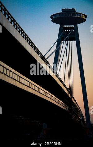 UFO-Brücke in Bratislava bei Sonnenuntergang Stockfoto