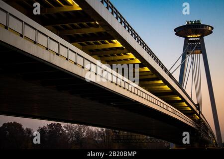 UFO-Brücke in Bratislava bei Sonnenuntergang Stockfoto