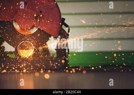 Elektroradschleifen auf Stahl im Werk abschließen Stockfoto