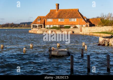 BOSHAM, WEST SUSSEX/UK - 1. Januar: Beeindruckendes Haus, das am 1. Januar 2013 bei Sonnenschein in Bosham West Sussex baden konnte Stockfoto