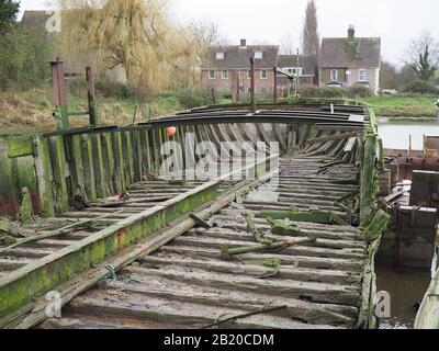 Lower Halstow, Kent, Großbritannien. Februar 2020. Die Überreste der letzten noch erhaltenen Kentner Ziegelkahn und des berühmten Renners "Westmoreland" (erbaut 1900) im Trockendock in Lower Halstow in Kent heute Nachmittag. Der Westmoreland Trust wurde 2012 gegründet, um zu versuchen, sie zu retten, scheiterte aber an der Finanzierung der Lotterie. Leider ist jetzt befürchtet, dass sie zerbrochen wird. Sie war ursprünglich im Besitz und wurde von Eastwood Brickmakers betrieben. Die Ziegelfelder und Lastkähne von North Kent spielten eine Schlüsselrolle beim Wachstum des viktorianischen London. Kredit: James Bell/Alamy Live News Stockfoto