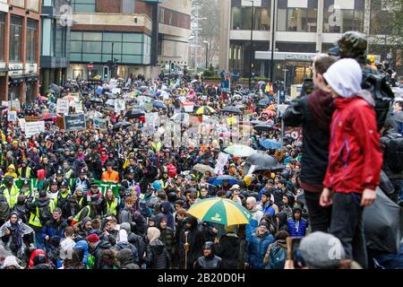 Bristol, Großbritannien, 28. Februar 2020. Studenten und Schulkinder aus dem ganzen Vereinigten Königreich aus Bristol werden im Rahmen eines protestmarsches zum Thema "Jugend Streikt 4 Klima" durch das Zentrum von Bristol mit der weltbekannten Klimagistentin Greta Thunberg gespickt. Greta Thunbergs Auftritt auf der Veranstaltung lockte Tausende von Menschen aus dem ganzen Vereinigten Königreich in die Stadt mit vielen weiten Reisen, um nur einen Blick auf Greta zu werfen und ihr Gespräch zu hören. Credit: Lynchpics/Alamy Live News Stockfoto