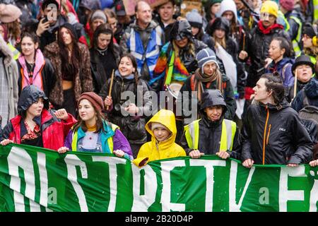 Bristol, Großbritannien, 28. Februar 2020. Die weltbekannte Klimaaktivistin Greta Thunberg ist abgebildet, als sie Studenten und Schulkinder aus dem ganzen Vereinigten Königreich bei einem "Youth Strike 4 Climate protestmarsch" im Zentrum von Bristol antritt. Ihr Auftritt auf der Veranstaltung lockte Tausende von Menschen aus ganz Großbritannien in die Stadt mit vielen Reisen über große Entfernungen, um nur einen Blick auf Greta zu werfen und ihr Gespräch zu hören. Credit: Lynchpics/Alamy Live News Stockfoto