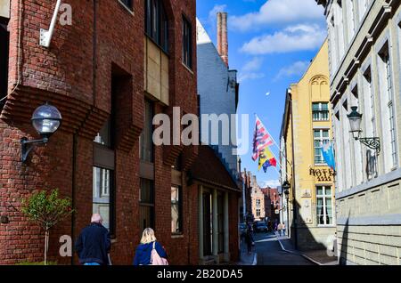 Brügges, Belgien. August 2019. In den kleinen Nebenstraßen des Zentrums beleuchtet die Spätnachmittagsonne die Ziegelfassaden der typischen Häuser. Stockfoto