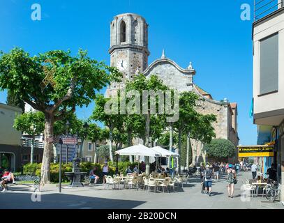 Bar Terrace am zentralen Platz mit Kirche St. Nicolau, Malgrat de Mar, Girona, Costa Brava, Spanien Stockfoto