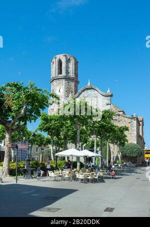 Bar Terrace am zentralen Platz mit Kirche St. Nicolau, Malgrat de Mar, Girona, Costa Brava, Spanien Stockfoto