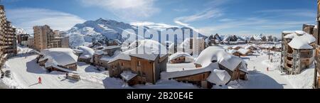 Dorf Avoriaz im Winter während der Skisaison aus dem Gebiet der Crozats entnommen Stockfoto