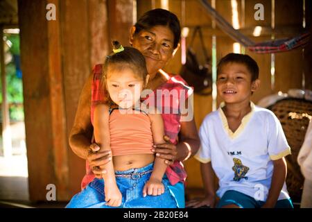 Familie, Abacaba Community, Novo Airão, Amazonas, Brasilien Stockfoto