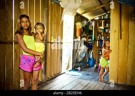 Jugendliche mit Kind im Schoß, Abacaba Community, Novo Airão, Amazonas, Brasilien Stockfoto