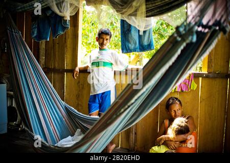 People, Net, Abacaba Community, Novo Airão, Amazonas, Brasilien Stockfoto