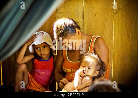 Frau mit Kind in der Runde, Abacaba Community, Novo Airão, Amazonas, Brasilien Stockfoto