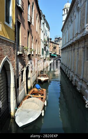 Kanal mit Wasserfahrzeugen in Venedig, Italien Stockfoto