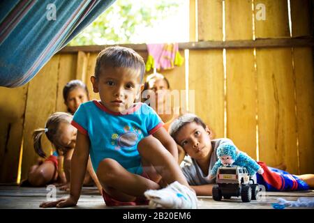 Jungen Spielen, Abacaba Community, Novo Airão, Amazonas, Brasilien Stockfoto