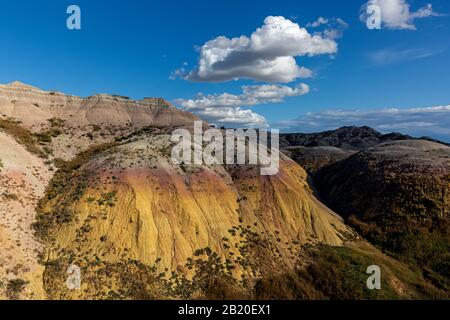 SD00232-00...SOUTH DAKOTA - Gelbe Schicht am Hang bei Yellow Mounds Overlook an der Badlands Loop Road im Badlands National Park. Stockfoto