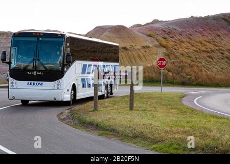 SD00233-00...SOUTH DAKOTA - Riesiger Bus auf engen Straßen, die an Yellow Mounds Vorbeiführen, Überblickt im Badlands National Park. Keine Eigenschaftsfreigabe. Stockfoto