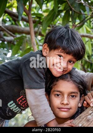 Porträt des hispanischen Bruders und der Schwester lächelnd im guatemaltekischen Dorf Stockfoto