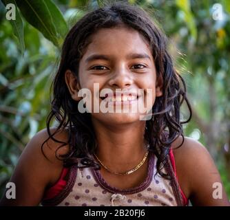 Porträt des jungen hispanischen Mädchens, das im guatemaltekischen Dorf lächelt Stockfoto