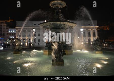 Springbrunnen, Nationaltheater "Teatro Nacional D. Maria II", Rossio-Platz, Altstadt, Wissabon, Portugal Stockfoto