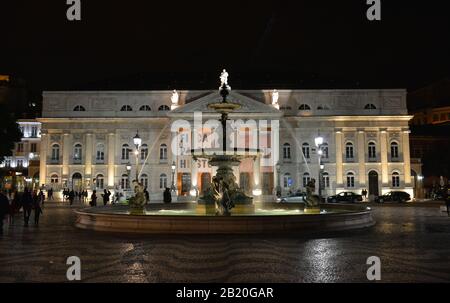 Springbrunnen, Nationaltheater "Teatro Nacional D. Maria II", Rossio-Platz, Altstadt, Wissabon, Portugal Stockfoto