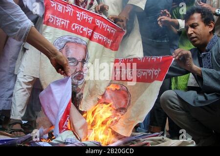 Das bangladeschische islamische Parteienbündnis setzte während der Demonstration eine Effigie des indischen Premierministers Narendra Modi in Brand.bangladeschisches islamisches Bündnis Join organisierte einen Protest gegen die jüngste Gewalt in Indien nach dem umstrittenen Bürgerschaftsgesetz und drohte auch, den indischen Premierminister Narendra Modi davon abzuhalten, Bangladesch zu besuchen. Stockfoto