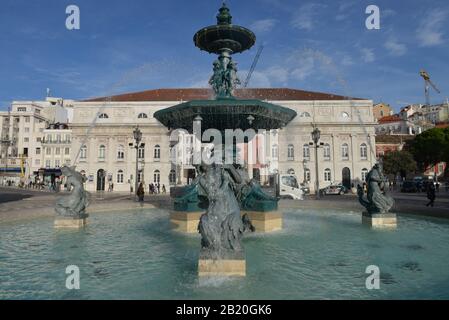 Springbrunnen, Nationaltheater "Teatro Nacional D. Maria II", Rossio-Platz, Altstadt, Wissabon, Portugal Stockfoto