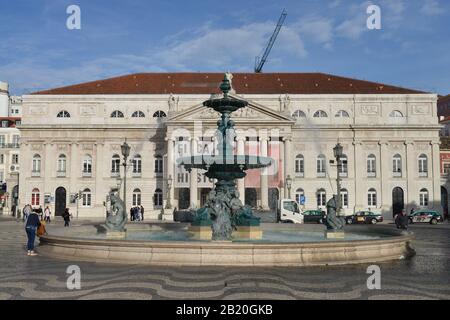 Springbrunnen, Nationaltheater "Teatro Nacional D. Maria II", Rossio-Platz, Altstadt, Wissabon, Portugal Stockfoto