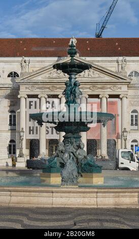 Springbrunnen, Nationaltheater "Teatro Nacional D. Maria II", Rossio-Platz, Altstadt, Wissabon, Portugal Stockfoto