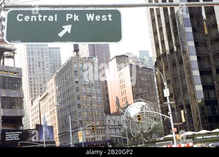 Straßenschild mit der Richtung Central Park West, New York City, USA. Stockfoto