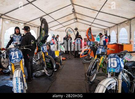 Berlin, Deutschland. Februar 2020. Nach dem Training zur Eisschnelllauf-Mannschaftsweltmeisterschaft befinden sich Motorräder in einem Fahrerlager. Credit: Christophe Gateau / dpa / Alamy Live News Stockfoto