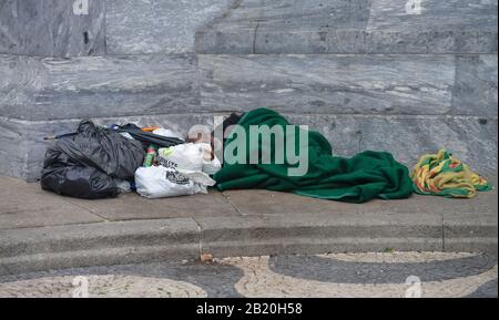 Obdachloser, Rossio-Platz, Altstadt, Lissabon, Portugal Stockfoto