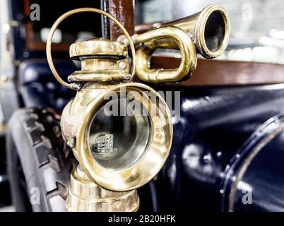 Das Horn und Licht auf Dem Unic 12/16 Taxi The Classic Car Show London 2020 Stockfoto